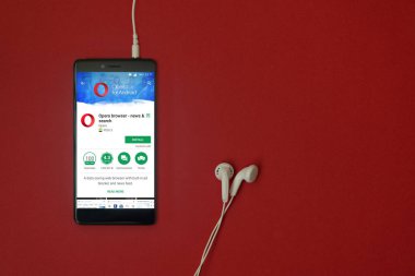Los Angeles, 11 Ocak 2018: Smartphone ile Opera tarayıcı uygulaması google oyun takılı kulaklık ile kırmızı zemin üzerine depolamak ve alanı Kopyala