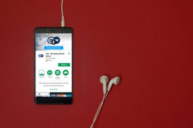 Los Angeles, 11 Ocak 2018: Smartphone uygulama Google store kulaklık takılı kırmızı zemin üzerine oynamayı ve uzay kopyalama dünya haberleri Dw ile