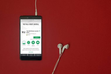 Los Angeles, 11 Ocak 2018: Smartphone ile sokak günlük haber uygulama google oyun takılı kulaklık ile kırmızı zemin üzerine depolamak ve uzay kopyalamak Wall