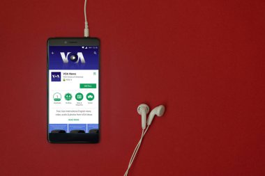 Los Angeles, 11 Ocak 2018: Smartphone ile ses Amerika of Voa google oyun uygulamada takılı kulaklık ile kırmızı zemin üzerine depolamak ve uzay kopyalamak
