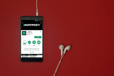 Los Angeles, 11 Ocak 2018: Smartphone Uygulama google oyun takılı kulaklık ile kırmızı zemin üzerine depolamak ve uzay kopyalamak Huffpost ile