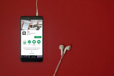 Los Angeles, 11 Ocak 2018: Smartphone Uygulama google oyun takılı kulaklık ile kırmızı zemin üzerine depolamak ve uzay kopyalamak Uber ile