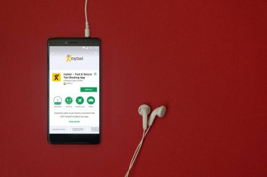 Los Angeles, 11 Ocak 2018: Smartphone Uygulama google oyun takılı kulaklık ile kırmızı zemin üzerine depolamak ve uzay kopyalamak Mytaxi ile