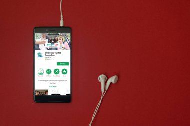 Los Angeles, 11 Ocak 2018: Smartphone Uygulama google oyun takılı kulaklık ile kırmızı zemin üzerine depolamak ve uzay kopyalamak Blablacar ile
