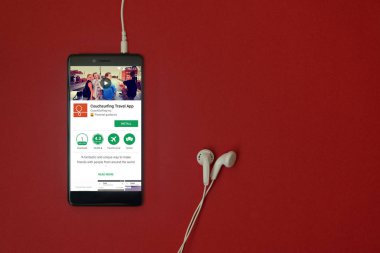 Los Angeles, 11 Ocak 2018: Smartphone ile seyahat uygulama google oyun deposunda bulunan kırmızı arka plan ile kulaklık takılı ve uzay kopyalama Coachsurfing