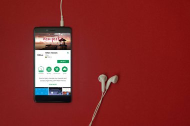 Los Angeles, 11 Ocak 2018: Smartphone Uygulama google oyun takılı kulaklık ile kırmızı zemin üzerine depolamak ve uzay kopyalamak Hilton onur ile