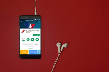 Los Angeles, 11 Ocak 2018: Smartphone Uygulama google oyun takılı kulaklık ile kırmızı zemin üzerine depolamak ve uzay kopyalamak Air France ile