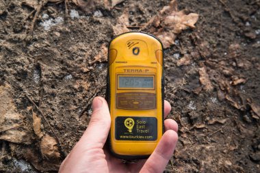 Pripyat, Ukrayna, 1 Şubat 2018: adam Chernobyl dışlama bölgedeki radyasyon kontrol