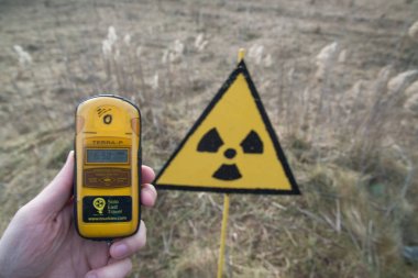 Pripyat, Ukrayna, 1 Şubat 2018: Pripyat geiger sayacını nükleer işareti, Ukrayna önünde radyasyon kontrol adam