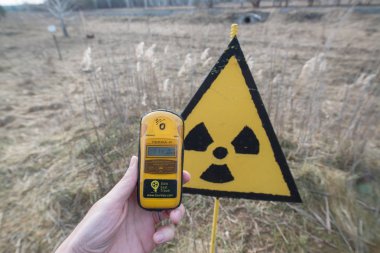 Pripyat, Ukrayna, 1 Şubat 2018: Pripyat geiger sayacını nükleer işareti, Ukrayna önünde radyasyon kontrol adam
