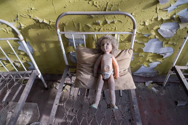 우크라이나 체르노빌 영역에 유치원에서 침대에 장난감 — 스톡 사진