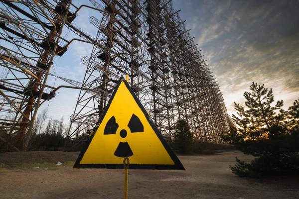 Закат Советской Рлс Дуга Возле Чернобыльской Аэс Ядерный Знак Впереди — стоковое фото