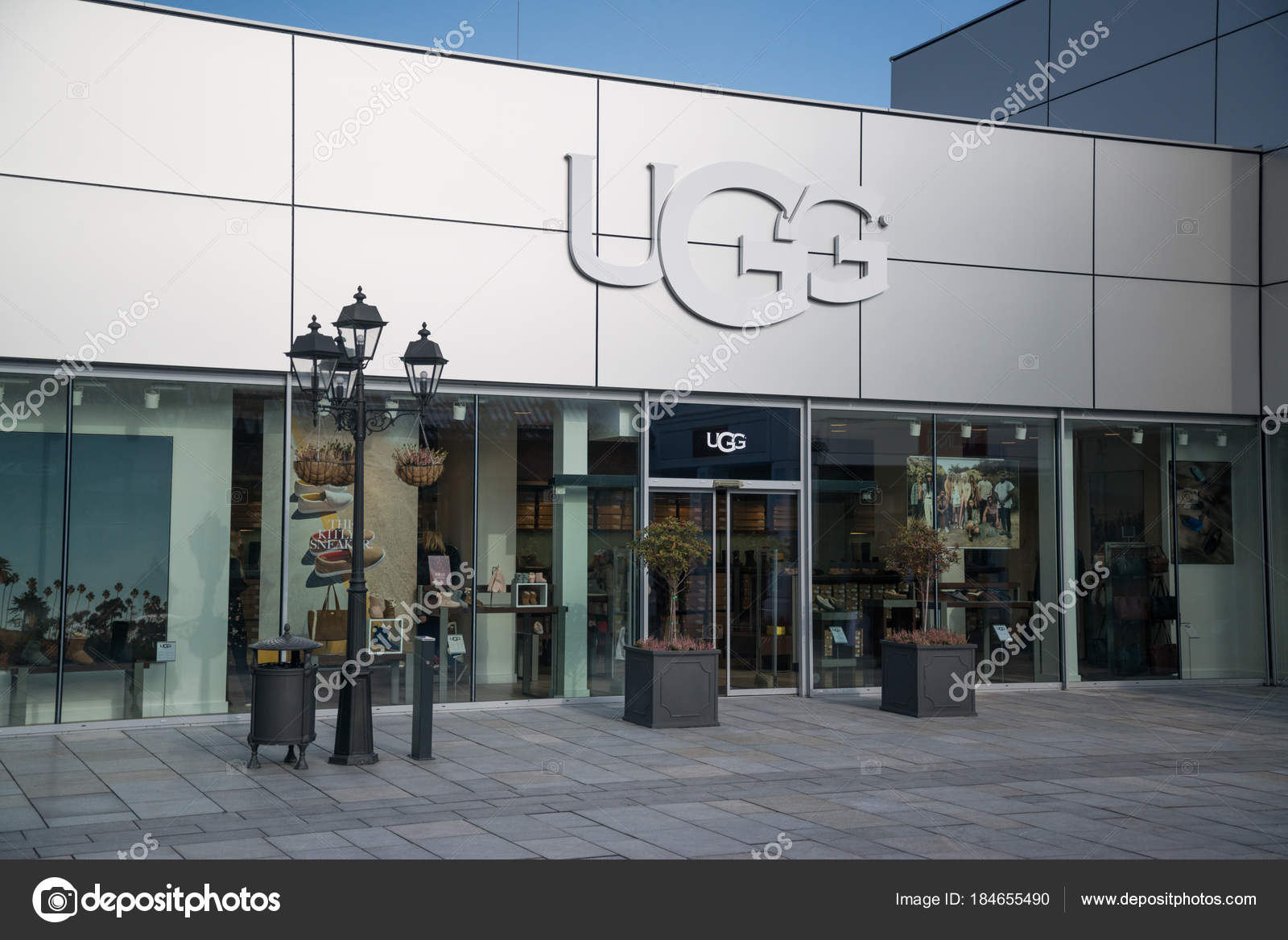 ugg store in woodfield mall