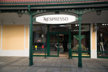 Parndorf, Avusturya, 15 Şubat 2018: Nespresso mağaza Parndorf, Avusturya. Nespresso Nespresso S.A., Lozan, İsviçre merkezli Nestle grubunun bir işletim birimi Nestle marka adıdır.