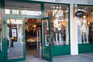 Parndorf, Avusturya, 15 Şubat 2018: Armani outlet mağazası Parndorf, Avusturya. Armani Giorgio Armani tarafından 1975 yılında kurulan bir İtalyan moda ev.