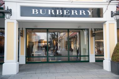 Parndorf, Avusturya, 15 Şubat 2018: Burberry mağazası Parndorf, Avusturya. bir İngiliz lüks moda evi 1856 yılında Thomas Burberry tarafından kurulan Londra'nın merkezi olduğunu.