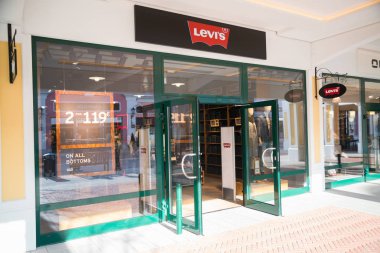 Parndorf, Avusturya, 15 Şubat 2018: Levis mağazası Parndorf, Avusturya. Levi Strauss ve co, Levi's jeans için dünya çapında bilinen bir özel düzenlenen Amerikan giyim firmasıdır