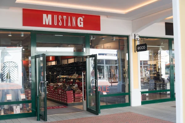 Parndorf Áustria Fevereiro 2018 Mustang Store Parndorf Áustria Mustang Uma — Fotografia de Stock