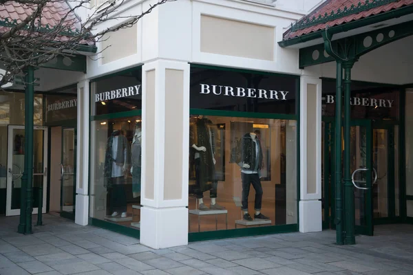 Parndorf, Avusturya, 15 Şubat 2018: Burberry mağazası Parndorf, Avusturya. bir İngiliz lüks moda evi 1856 yılında Thomas Burberry tarafından kurulan Londra'nın merkezi olduğunu.