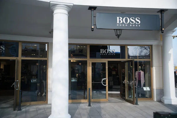 オーストリア パルンドルフ 2018 オーストリア パルンドルフのヒューゴボスの店 Hugo Boss ドイツの高級ファッションの家です ヒューゴ ボスによって — ストック写真