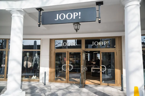 オーストリア パルンドルフ 2018 Joop オーストリア パルンドルフに格納します ジョープは現代的な衣類やヴォルフガング ヨープによって 1986 年に設立された化粧品に特化したドイツの高級ファッションハウスです — ストック写真