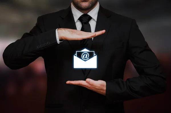 Empresário Com Mail Envelope Entre Conceito Mãos — Fotografia de Stock