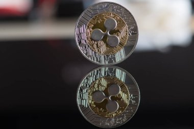 Cryptocurrency sikke üzerinde ayna arka plan dalgalanma