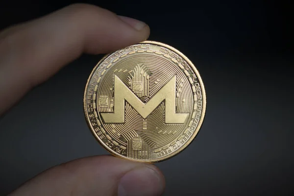 Hombre Sosteniendo Moneda Criptomoneda Monero — Foto de Stock