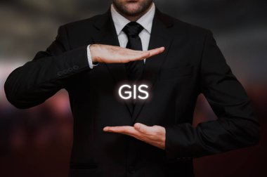 Coğrafi bilgi sistemi (CBS) kavramı metin el iş adamı, bulanık bokeh arka plan arasında