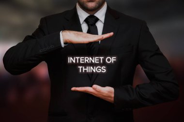Internet of Things kavramı metin el iş adamı, bulanık bokeh arka plan arasında