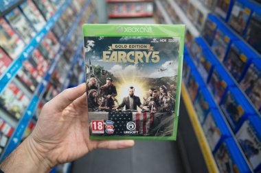 Bratislava, Slovakya, 28 Mart 2018: Far Cry 5 video oyunu mağaza Microsoft Xbox bir konsolda tutan adam