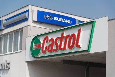 Nitra, Slovakya, 28 Mart 2018: Castrol işareti Nitra, Slovakya. Castrol yağlar sunan endüstriyel ve otomotiv Yağlama maddeleri bir İngiliz küresel markasıdır..