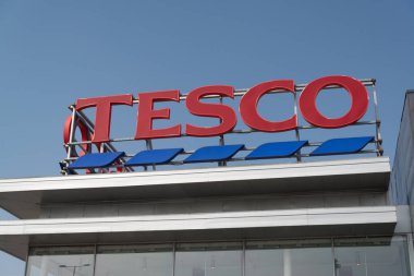 Nitra, Slovakya, 28 Mart 2018: Tesco süpermarket. Tesco Plc bir İngiliz çok uluslu bakkal ve genel mal olduğunu. 