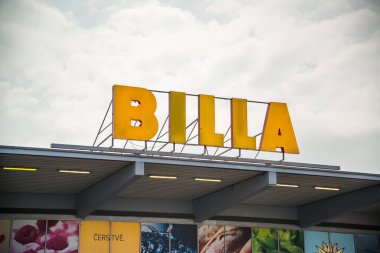 Nitra, Slovakya, 28 Mart 2018: Billa mağaza. Şimdi Rewe grubu parçası, Billa 1953 yılında kurulmuştur. 1000'den fazla mağaza ile en büyük süpermarket zinciri oldu.