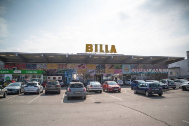 Nitra, Slovakya, 28 Mart 2018: Billa mağaza. Şimdi Rewe grubu parçası, Billa 1953 yılında kurulmuştur. 1000'den fazla mağaza ile en büyük süpermarket zinciri oldu.