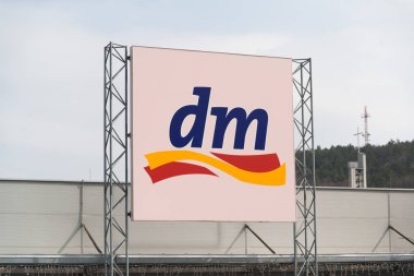 Nitra, Slovakya, 28 Mart 2018: Dm drogeriemarkt deposu. DM-drogerie markt perakende eczane zinciri kozmetik, sağlık ve ev ürünleri ve gıda zinciri olsun