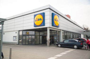 Nitra, Slovakya, 28 Mart 2018: Lidl süpermarket Lidl olduğunu 10.000'den fazla mağaza Avrupa çapında faaliyet Alman küresel indirim süpermarket zinciri,.