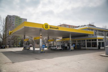 Nitra, Slovakya, 28 Mart 2018: Slovnaft benzin istasyonu Nitra, Slovakya. Slovnaft Slovakya götürmek perakendeci ve petrol, benzin ve doğal gaz toptancı olduğunu.