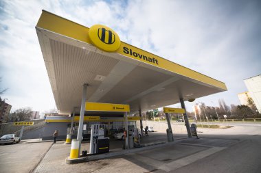 Nitra, Slovakya, 28 Mart 2018: Slovnaft benzin istasyonu Nitra, Slovakya. Slovnaft Slovakya götürmek perakendeci ve petrol, benzin ve doğal gaz toptancı olduğunu.
