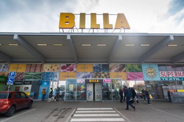 Nitra, Slovakya, 28 Mart 2018: Billa mağaza. Şimdi Rewe grubu parçası, Billa 1953 yılında kurulmuştur. 1000'den fazla mağaza ile en büyük süpermarket zinciri oldu.