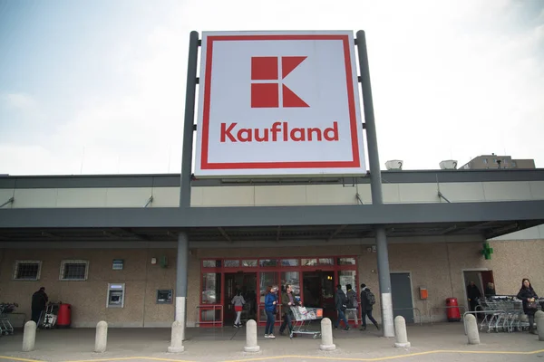 ニトラ スロバキア 2018 Kaufland スーパー マーケット Kaufland ドイツのスーパー マーケット チェーンとシュワルツ — ストック写真