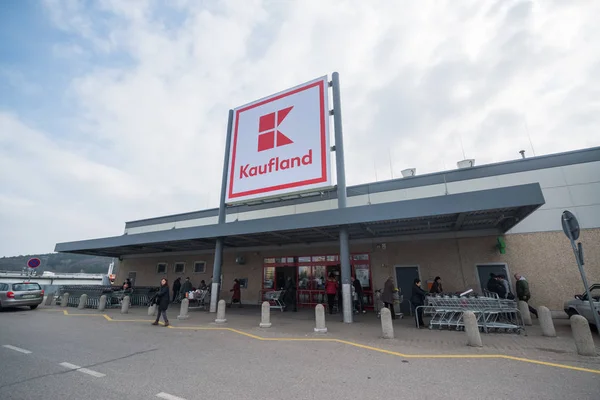 Nitra Eslovaquia Marzo 2018 Supermercado Kaufland Kaufland Una Cadena Hipermercados — Foto de Stock