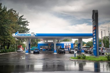 Bişkek, Kırgızistan, 17 Ağustos 2019: Kirilik olarak yazılmış Gazprom neft benzin istasyonu