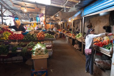 Bişkek, Kırgızistan, 2019 yılı dolaylarında: Kırgızistan 'ın Bişkek kentinde bulutlu bir günde Osh Çarşısı