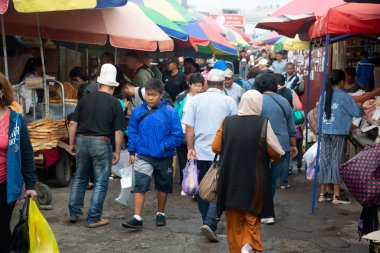 Bişkek, Kırgızistan, 2019 yılı dolaylarında: Kırgızistan 'ın Bişkek kentinde bulutlu bir günde Osh Çarşısı