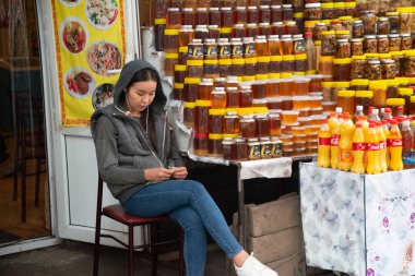 Bişkek, Kırgızistan, 2019 yılı dolaylarında: Kırgızistan 'ın Bişkek kentinde bulutlu bir günde Osh Çarşısı