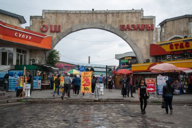 Bişkek, Kırgızistan, 2019 yılı: Kırgızistan 'ın Bişkek kentindeki bulutlu bir günde Osh Çarşısına Giriş