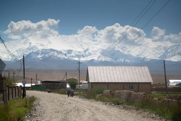 キルギス パミール高速道路 2019年8月頃 オシュ キルギスタンからタジキスタンへのパミール高速道路を通るロードトリップの村 — ストック写真