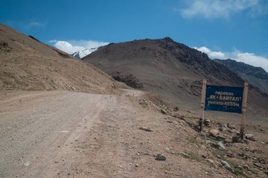 Tacikistan 'ın Pamir karayolundaki Ak-Baital Geçidi (4655 metre), Kiril dilinde Rusça yazılmış