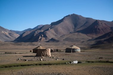 Tacikistan 'da Pamir karayolu yakınında yurdu olan bir köy.